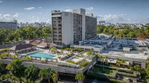 Ujęcie z drona hotelu Sheraton z basenem na dachu