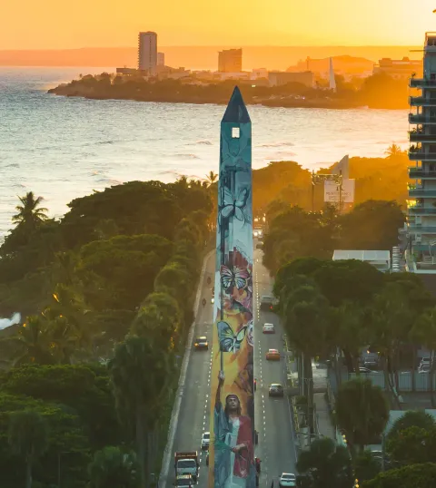 Ujęcie z drona na Malecón i Obelisco w Santo Domingo o zachodzie słońca